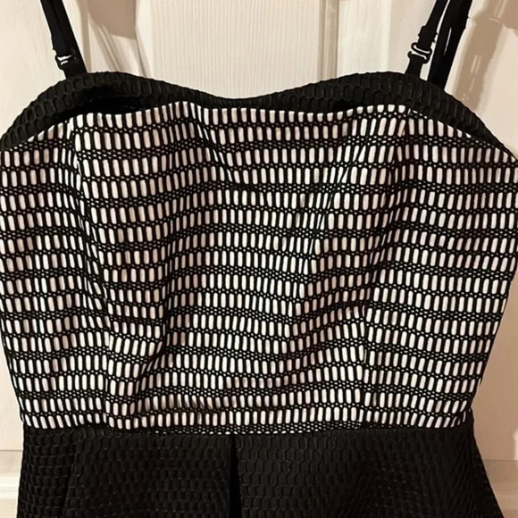 ELLIATT Women Small Black White Departure Peplum Fused‎ Mesh Sheath Dress - Picture 3 of 7